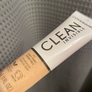 COVERGIRL liquid foundation tube in 103 light ivory